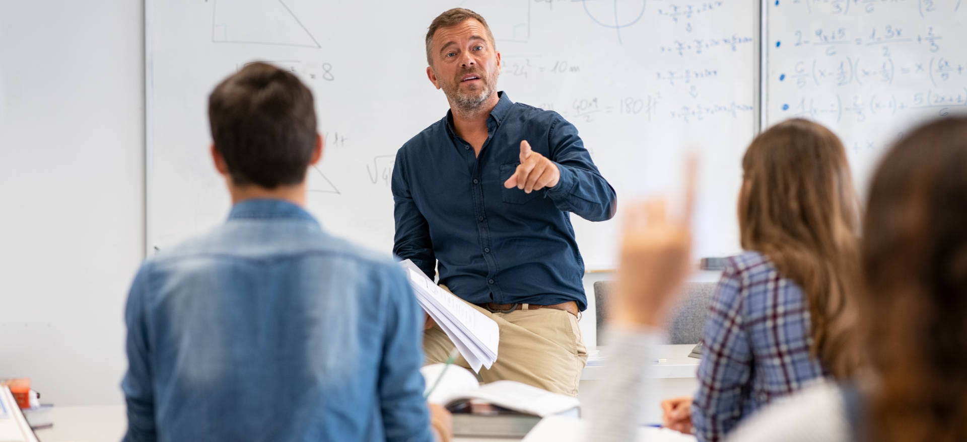 lärare klassrum undervisar elever